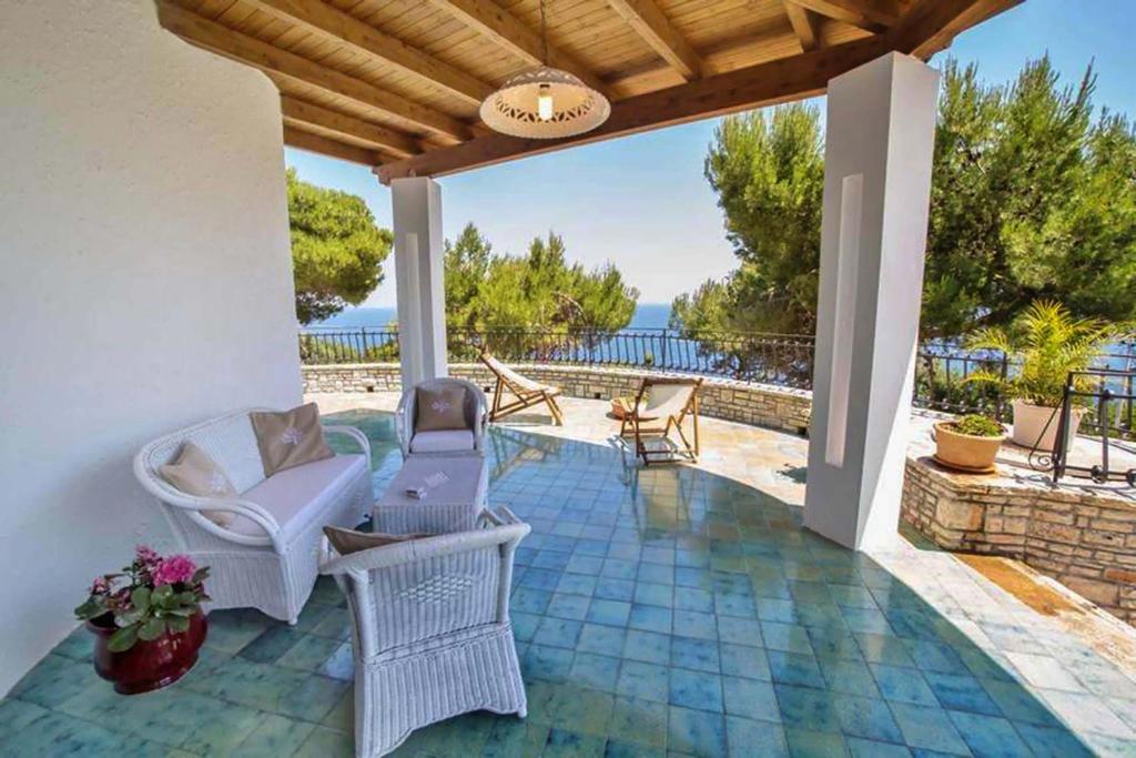 patio con sedie e vista sull'oceano di Villa Scarnera by BarbarHouse a Corsano