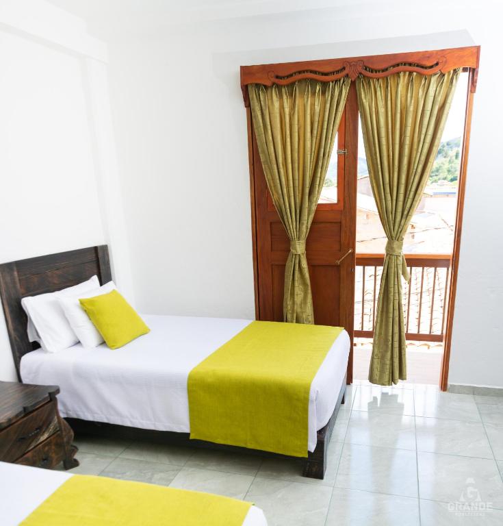 Postel nebo postele na pokoji v ubytování Hotel Madre Laura Jericó