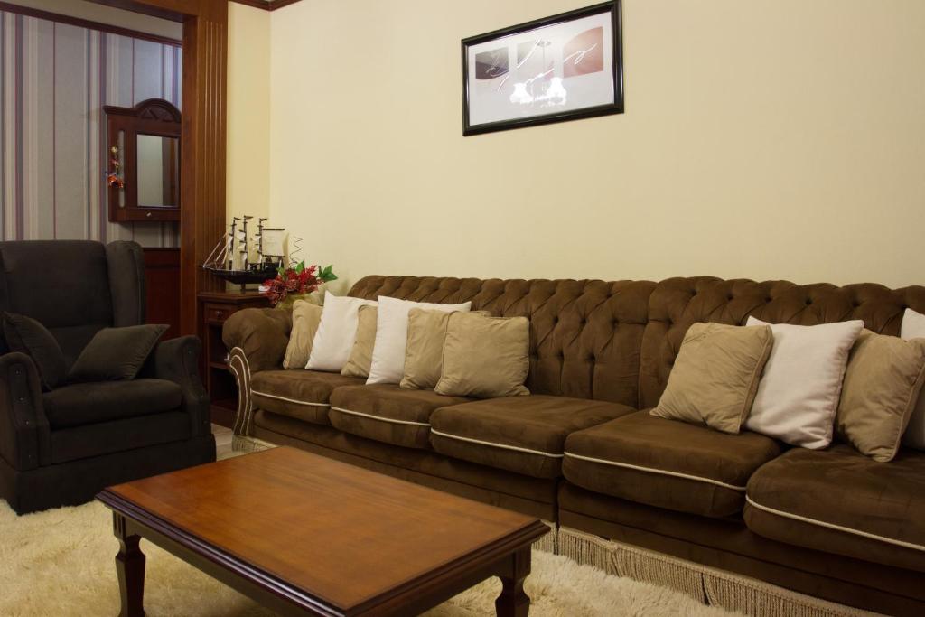  Av das hortênsias 3 quartos 3 banheiros