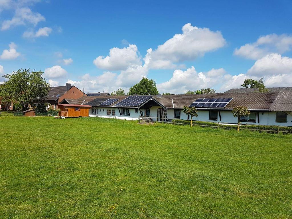 un grupo de casas con paneles solares en un campo en Gästehaus Ermen en Kamp-Lintfort