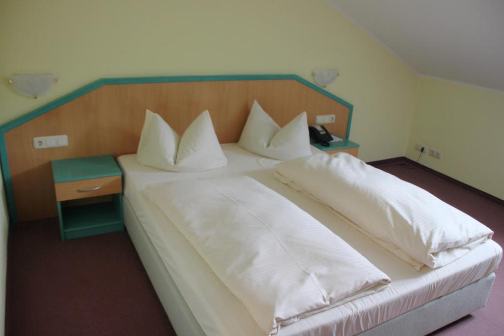 Postel nebo postele na pokoji v ubytování Gasthof Hotel zur Post