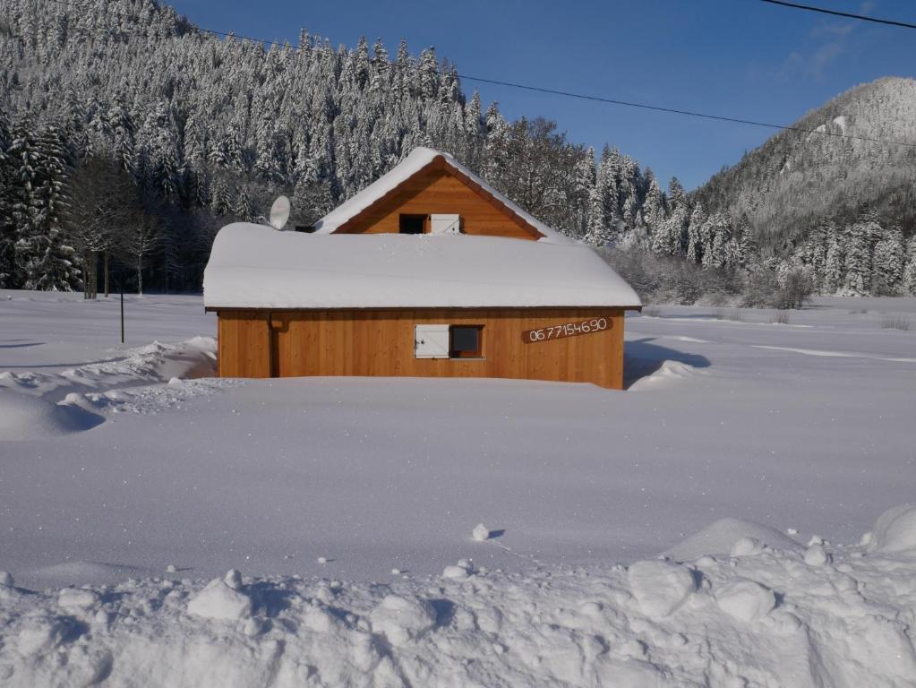 Chalet pour amoureux de la nature avec vue sur le lac de Retournemer v zimě