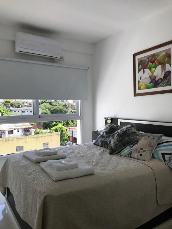 ein Schlafzimmer mit einem Bett mit zwei Handtüchern darauf in der Unterkunft Departamento Rodrigo II in Posadas