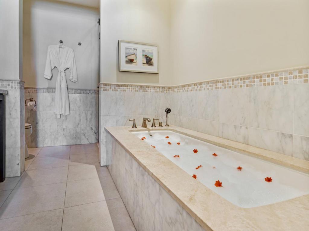 Vannituba majutusasutuses The Landings Resort and Spa - All Suites