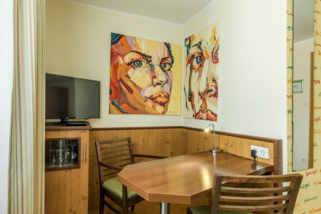 TV a/nebo společenská místnost v ubytování Hotel Brunner
