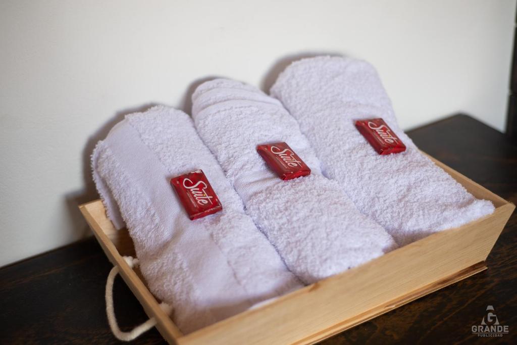 a wooden tray of white towels on a table at Hotel Madre Laura Jericó in Jericó