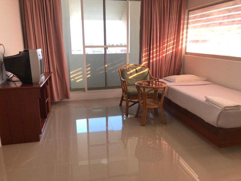 Paradorn Inn - Habitación Doble De Lujo Con Balcón