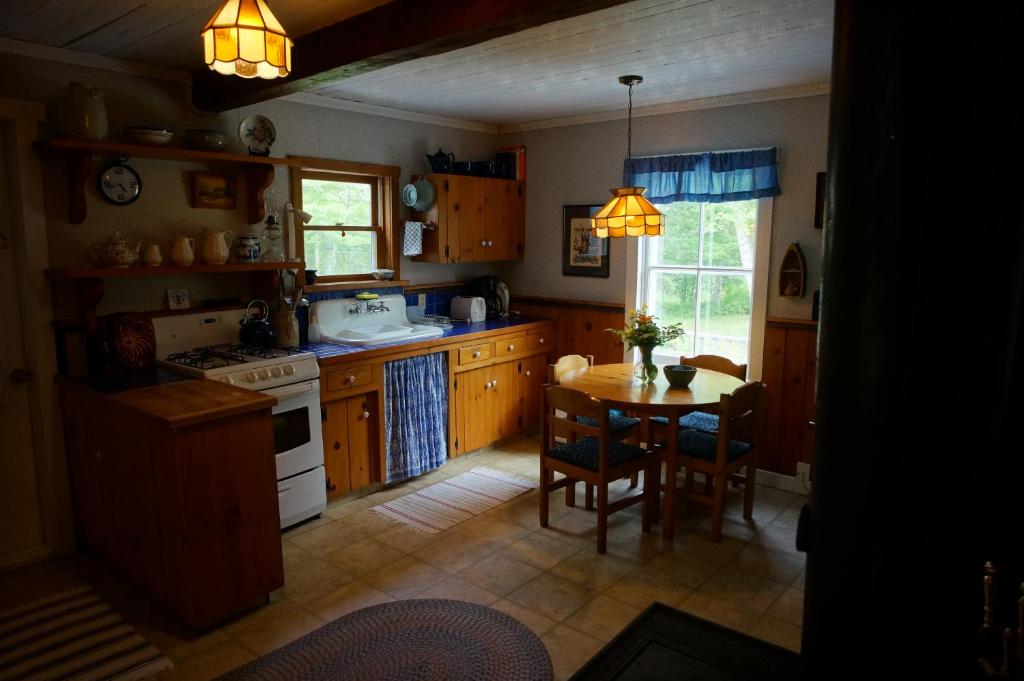 Kuchyň nebo kuchyňský kout v ubytování Maggie's Place on the Cabot Trail