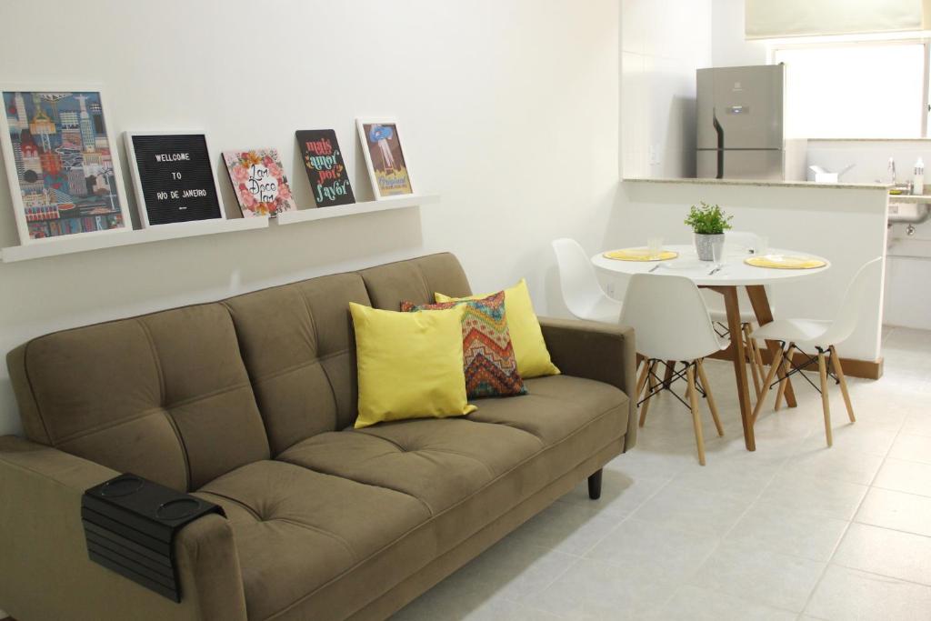 sala de estar con sofá y mesa en Residencial Copa 2, en Río de Janeiro