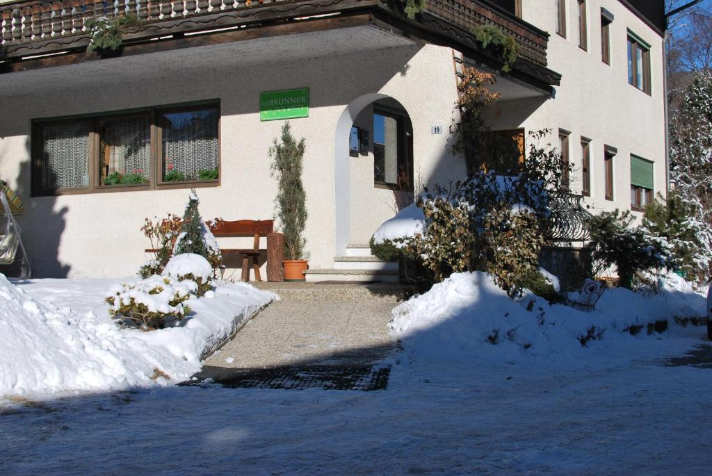 una casa con nieve en el suelo delante de ella en App. Brunner en Valdaora