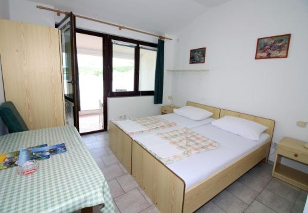 Tempat tidur dalam kamar di Apartments Marica - 10m from sea
