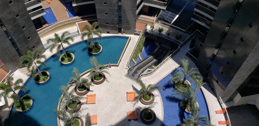 una vista aérea de una piscina con palmeras en Landscape Diamond 1409 en Fortaleza