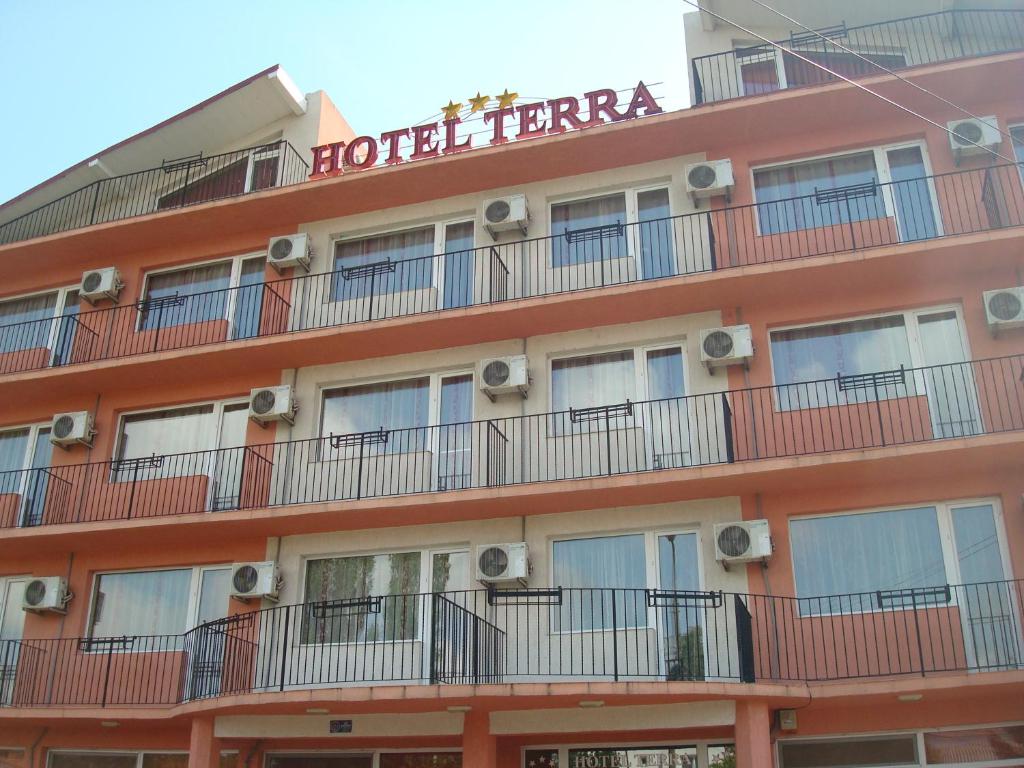 ein orangefarbenes Gebäude mit einem Hotelschild drauf in der Unterkunft Hotel Terra in Eforie Nord