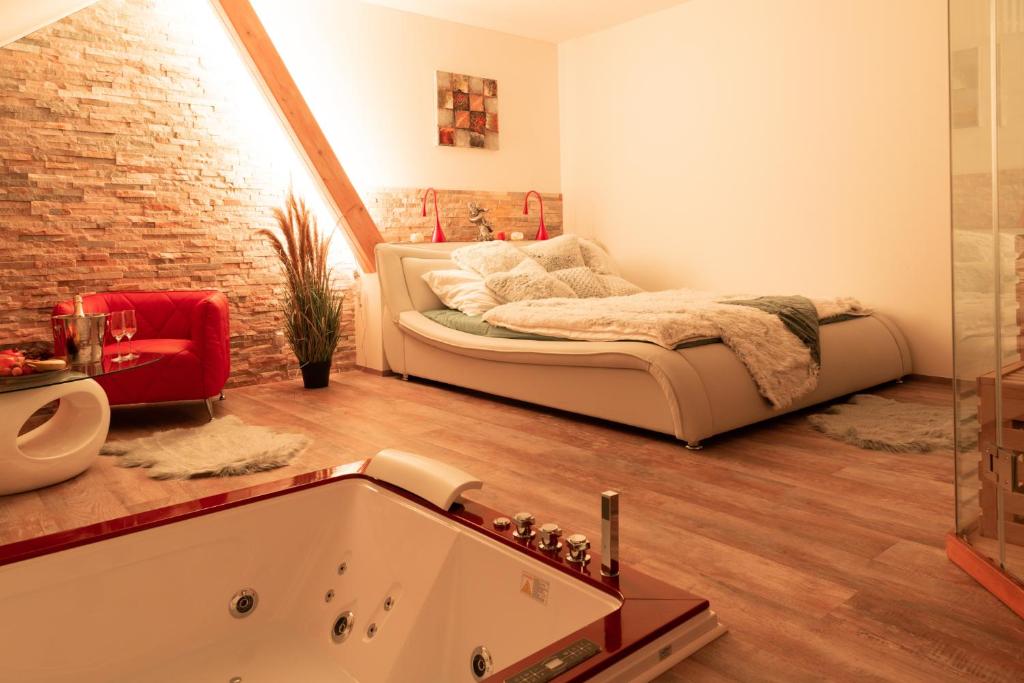 Postel nebo postele na pokoji v ubytování Romantický wellness suite hotel Heinz