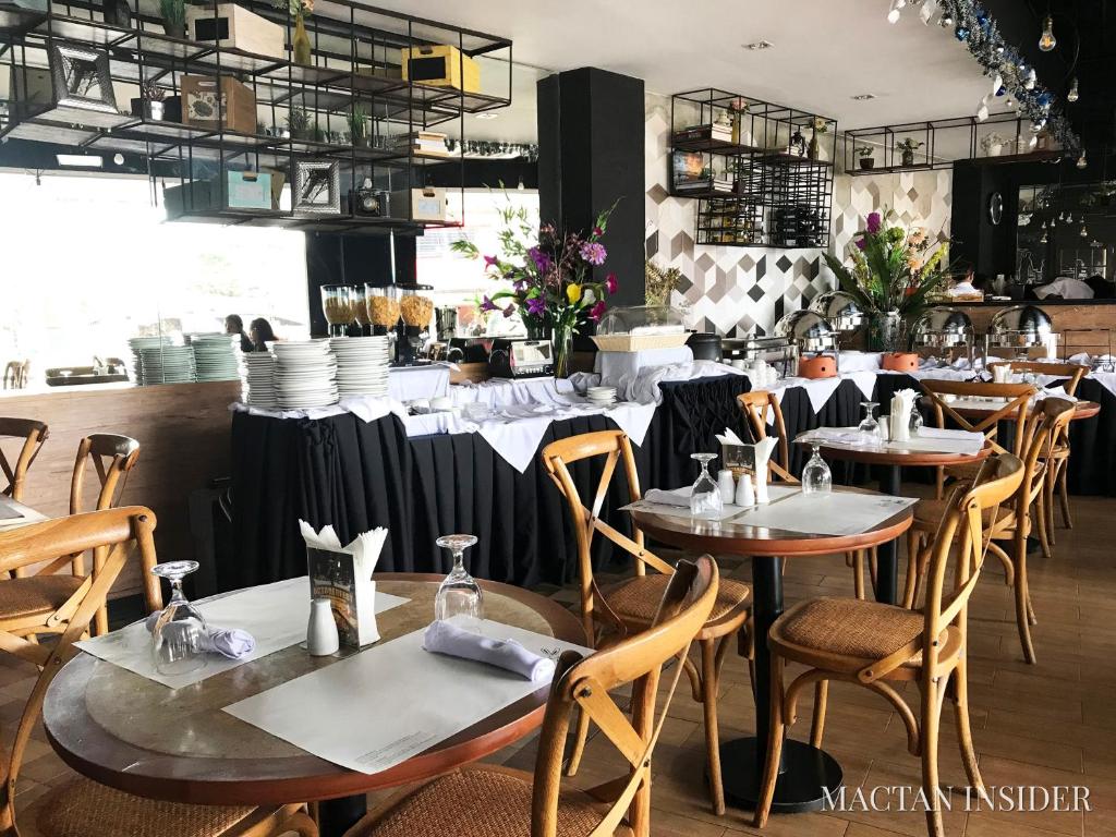 Un restaurante u otro lugar para comer en Goldberry Suites & Hotel Mactan