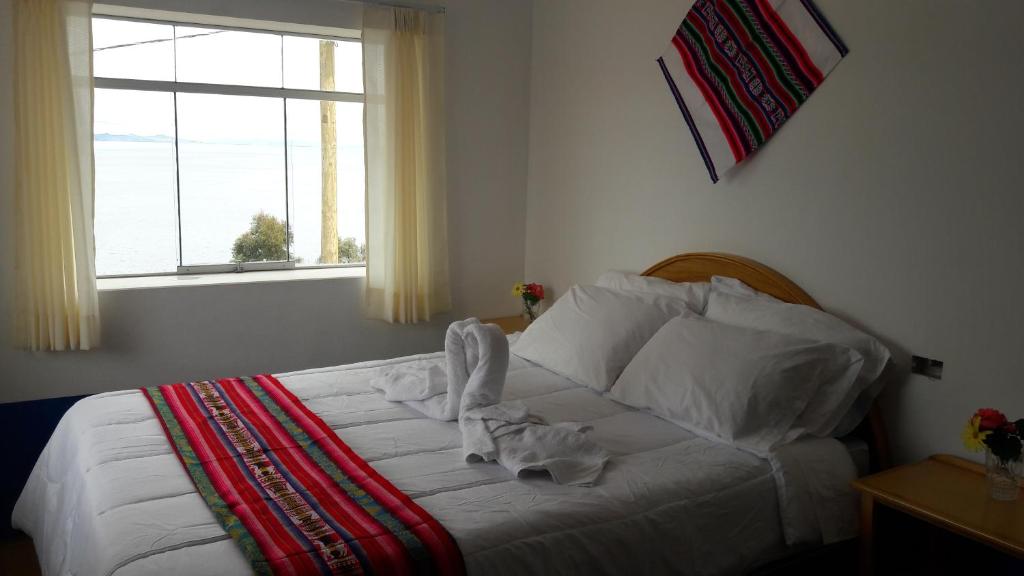 Postel nebo postele na pokoji v ubytování Amantani Lodge