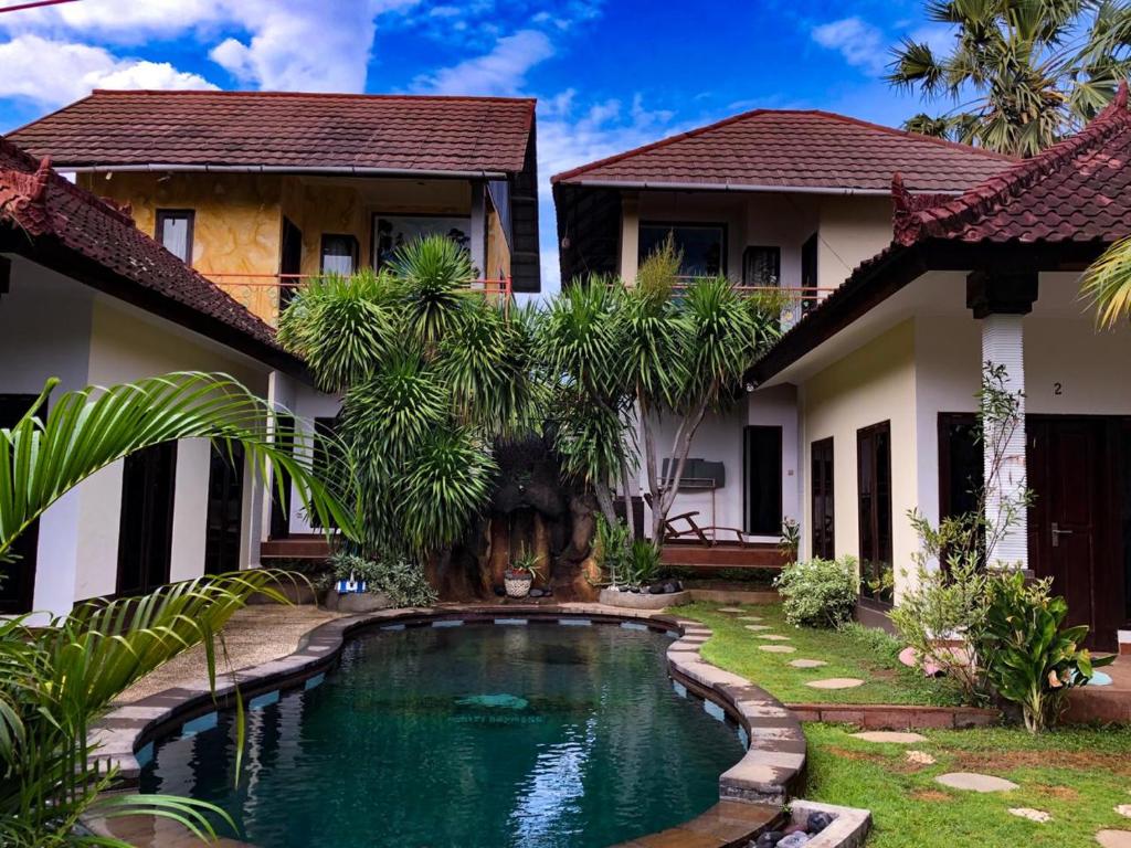 Villa con piscina frente a una casa en Lunar Dive Resort en Tulamben