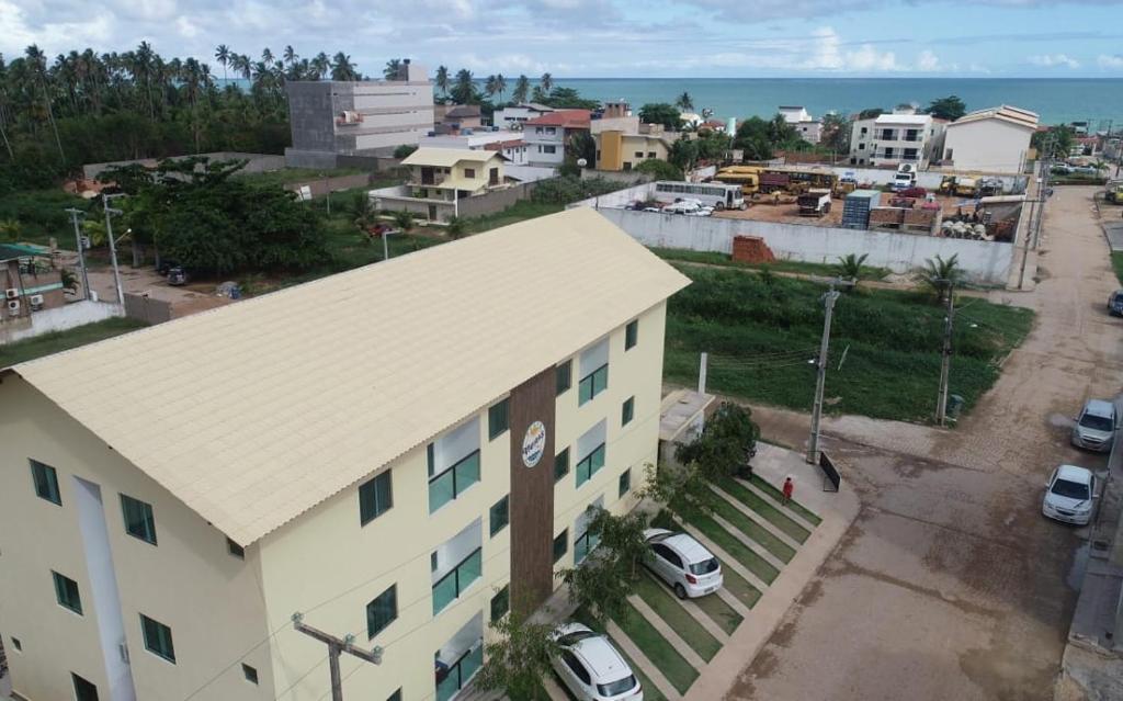 una vista aérea de un edificio en una ciudad en Flats Vieiras do Maragogi, en Maragogi