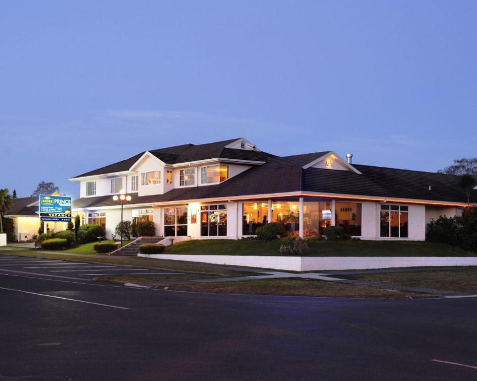 ein großes Haus in der Nacht auf einer Straße in der Unterkunft ASURE PRINCE motor lodge in Taupo