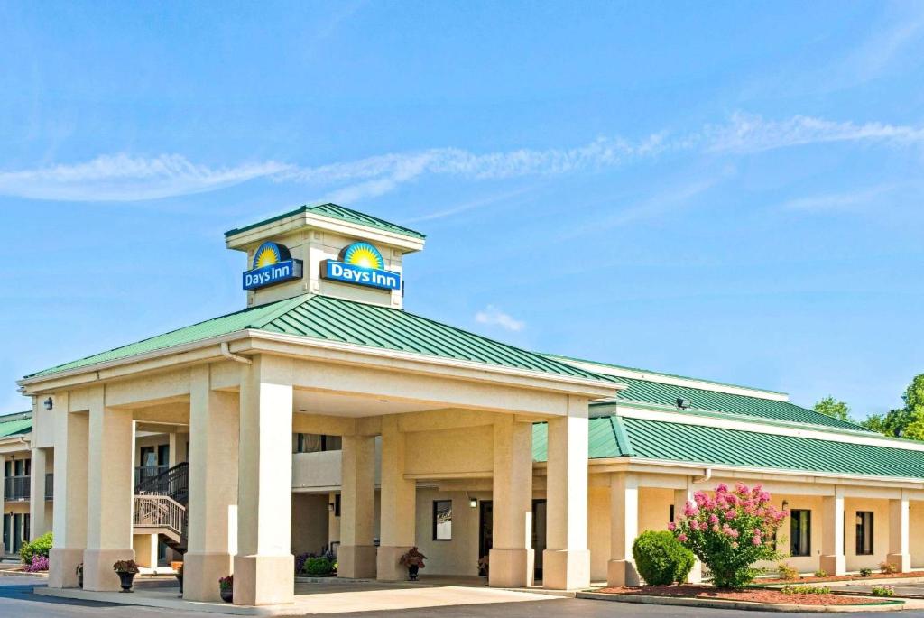 un bâtiment avec une tour d'horloge en haut dans l'établissement Days Inn by Wyndham Covington, à Covington