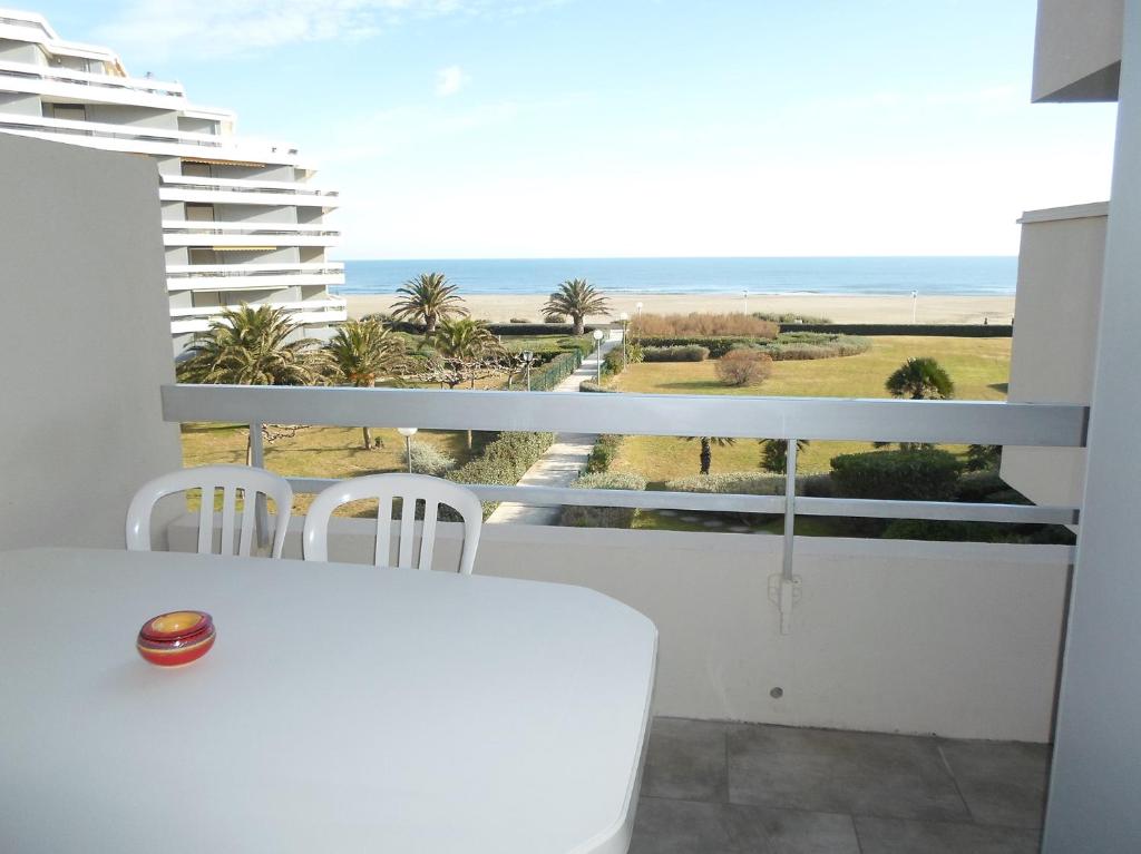 balcón con mesa y vistas al océano en Appartement Vue Mer 212, en Canet-en-Roussillon