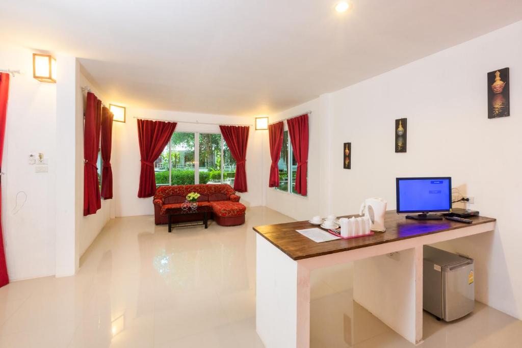 a living room with a desk with a computer on it at Da Kanda Villa Beach Resort in Thong Sala