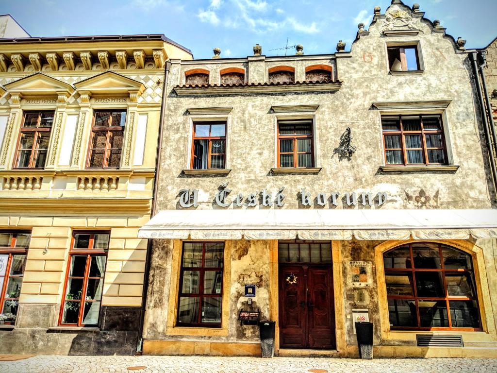 La fachada o entrada de Hotel u České koruny