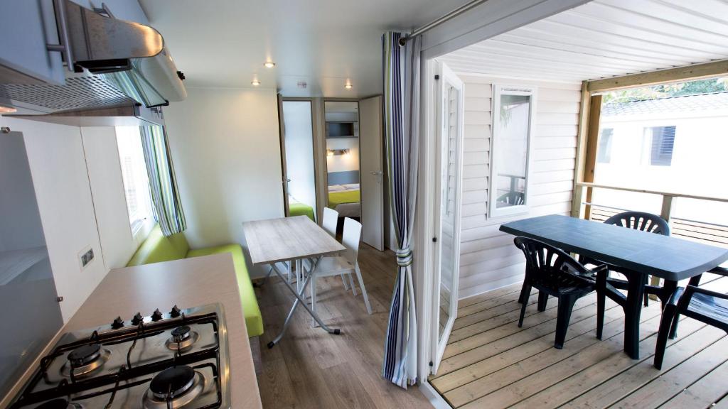 Kuchyň nebo kuchyňský kout v ubytování Club Vacances Bleues Domaine de Château Laval