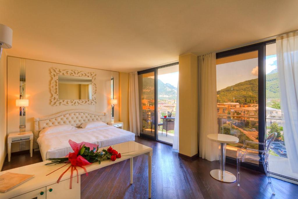 Postel nebo postele na pokoji v ubytování Garda Suite Hotel - Tonelli Hotels