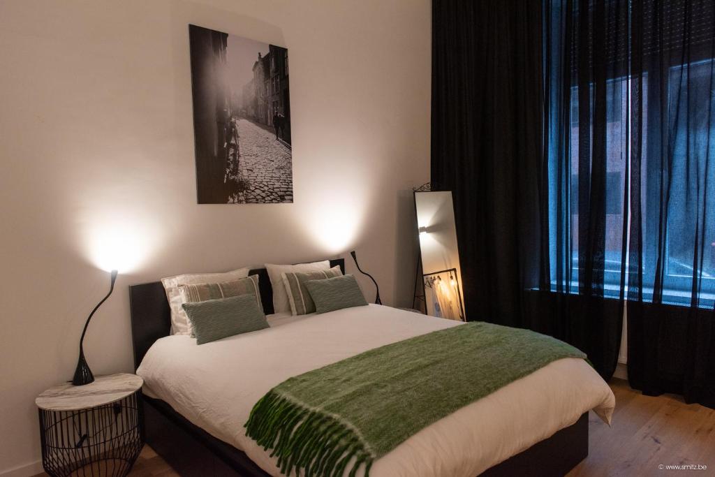 Un dormitorio con una cama grande y una ventana en House Forelle Gent en Gante
