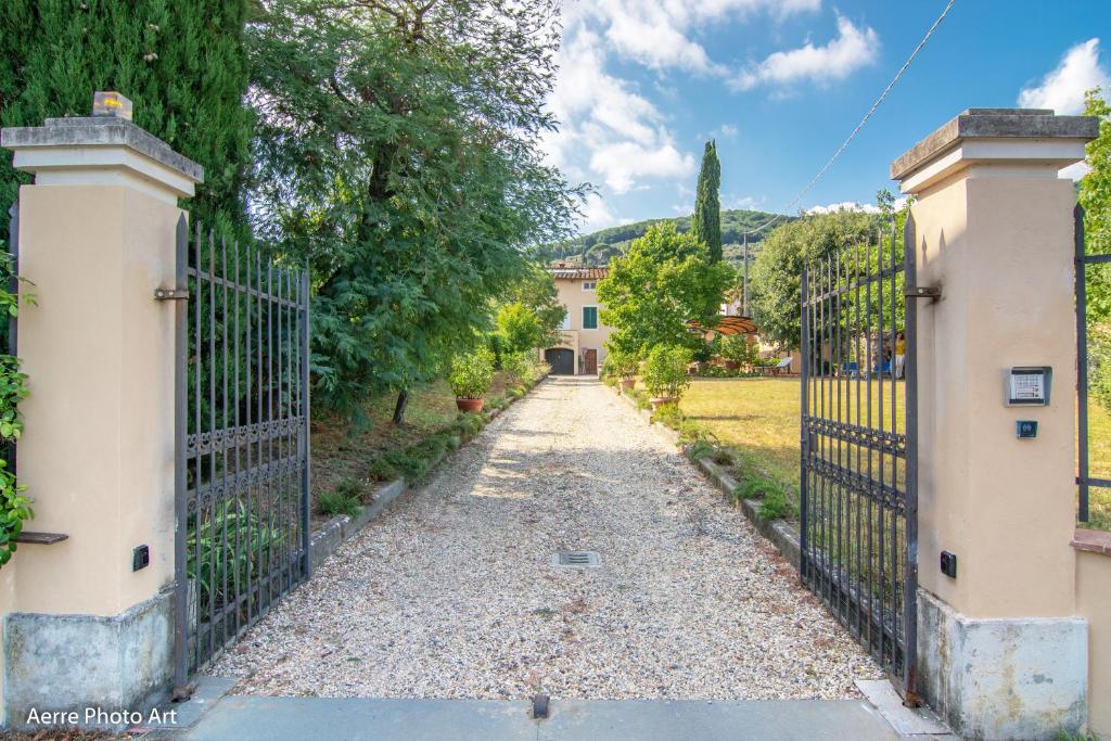una puerta a una casa con entrada en Il Cipresso, en Lucca