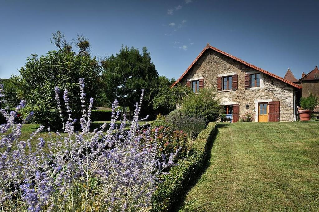 un giardino con fiori viola di fronte a una casa di La Chambre des Buissonnats a Martailly-lès-Brancion