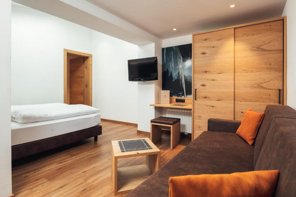 Televízia a/alebo spoločenská miestnosť v ubytovaní Hotel Edelweiss Superior