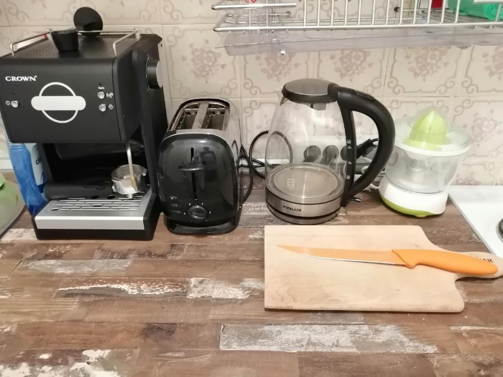 Příslušenství pro přípravu čaje a kávy v ubytování Central Academic Apartment Sofia