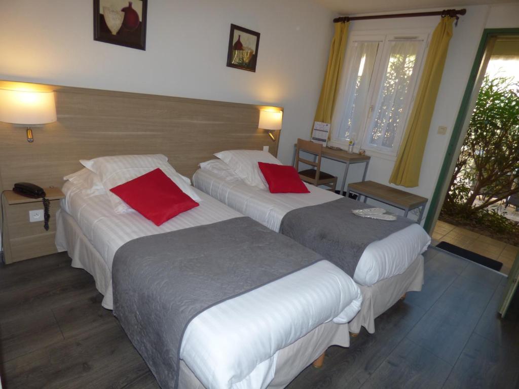 Voodi või voodid majutusasutuse Hôtel Les Comtes de Pardiac toas