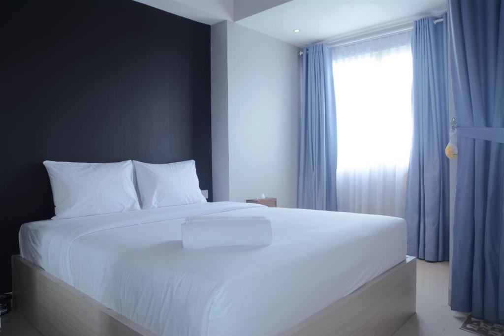 Ένα ή περισσότερα κρεβάτια σε δωμάτιο στο Strategic Studio Apartment The Oasis near Bekasi By Travelio