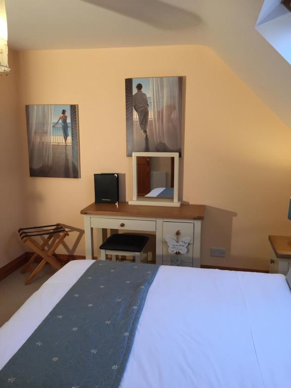 TV a/nebo společenská místnost v ubytování 2 Mile Lodge