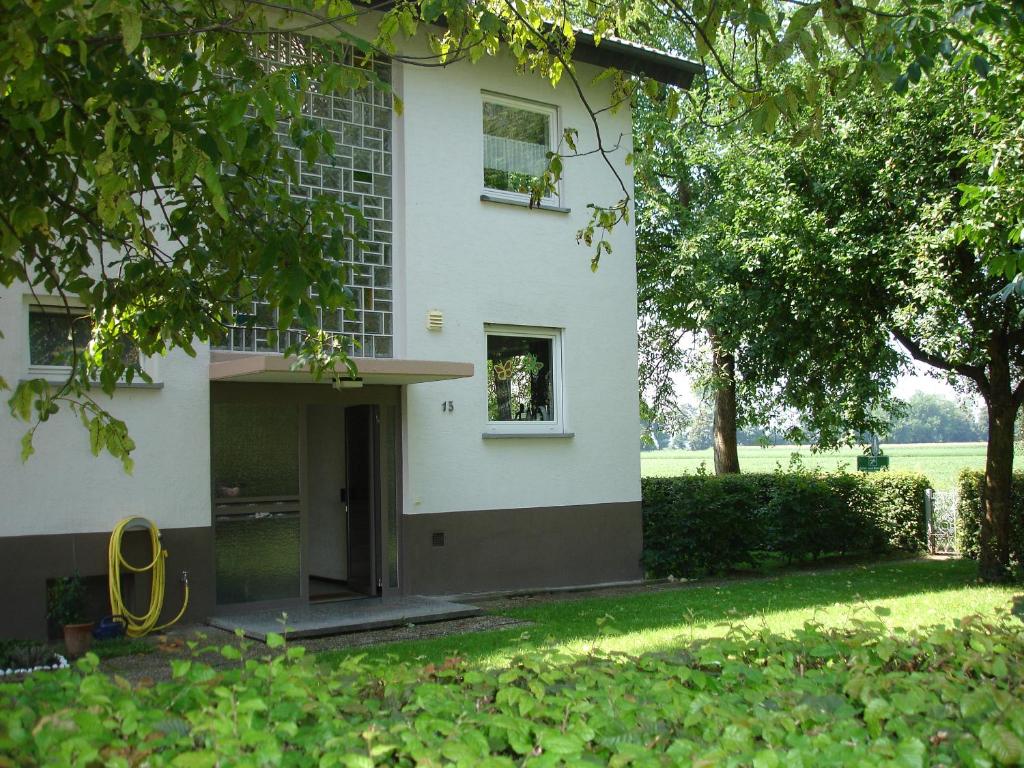 a white house with a door in the yard at Ferienwohnung Umkirch in Umkirch