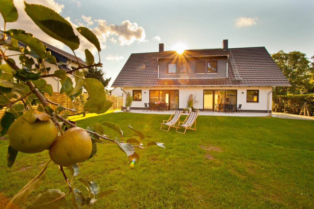 ein Apfelbaum vor einem Haus in der Unterkunft Spreewaldferienhaus in Lübben