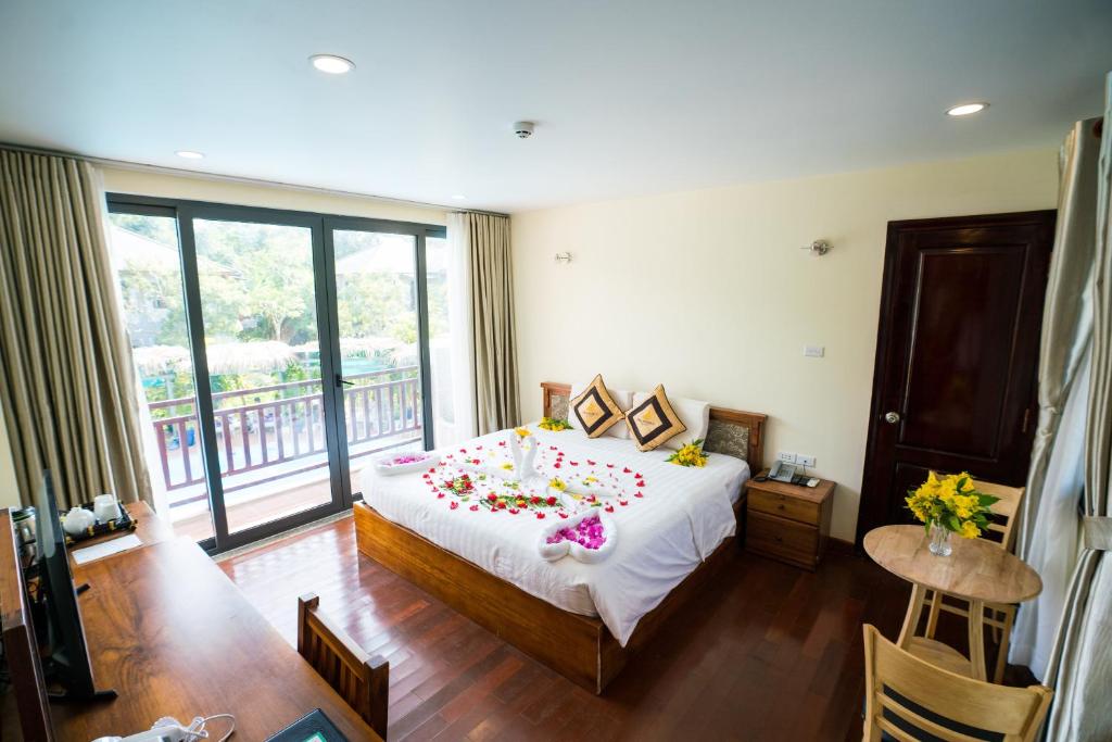 Giường trong phòng chung tại Vela Phu Quoc Resort