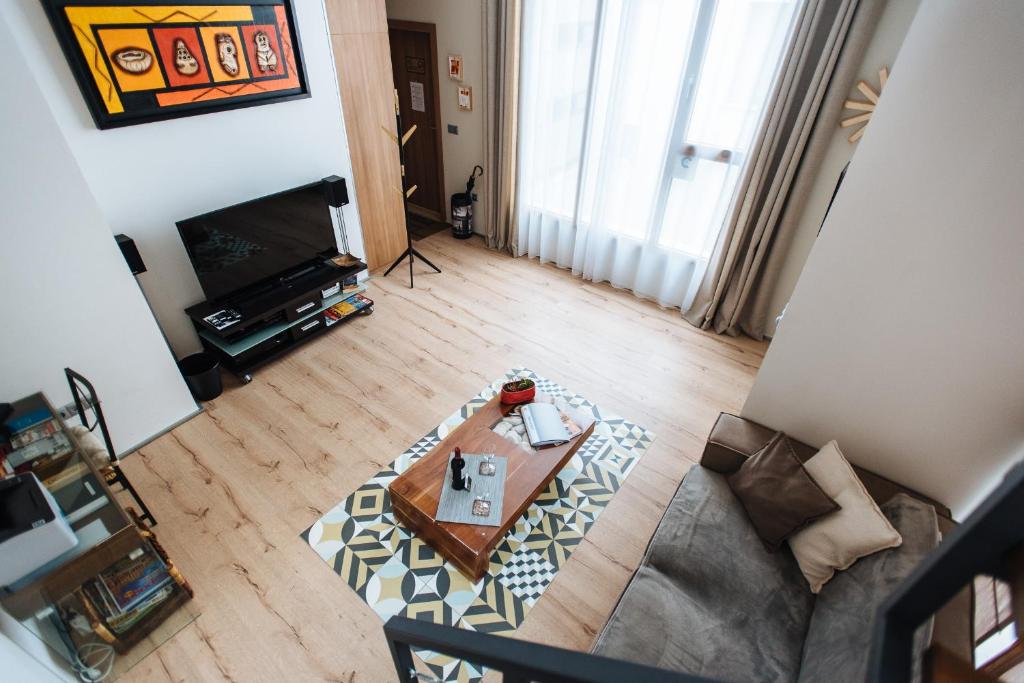 セビリアにあるMi Rincon Central Apartmentのソファとテーブル付きのリビングルームのオーバーヘッドビュー