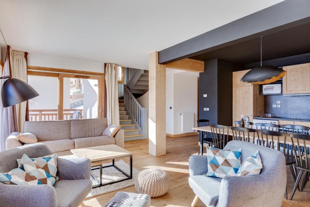 Sala de estar con 2 sofás y mesa en TERRESENS - Les Fermes du Mont-Blanc en Combloux