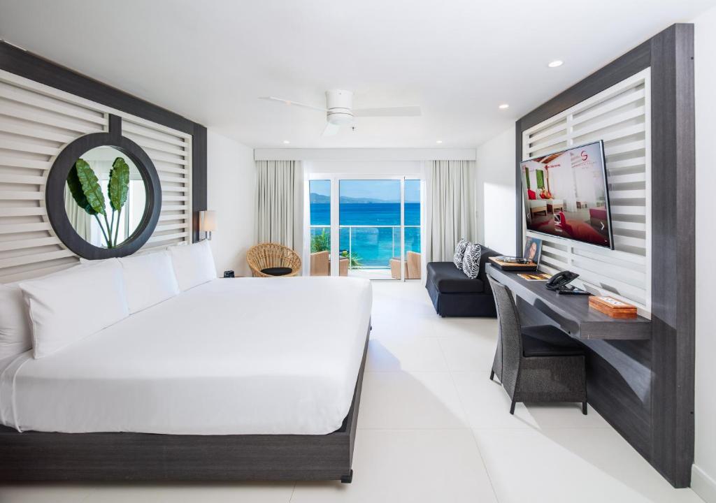 Postel nebo postele na pokoji v ubytování S Hotel Montego Bay - Luxury Boutique All-Inclusive Hotel