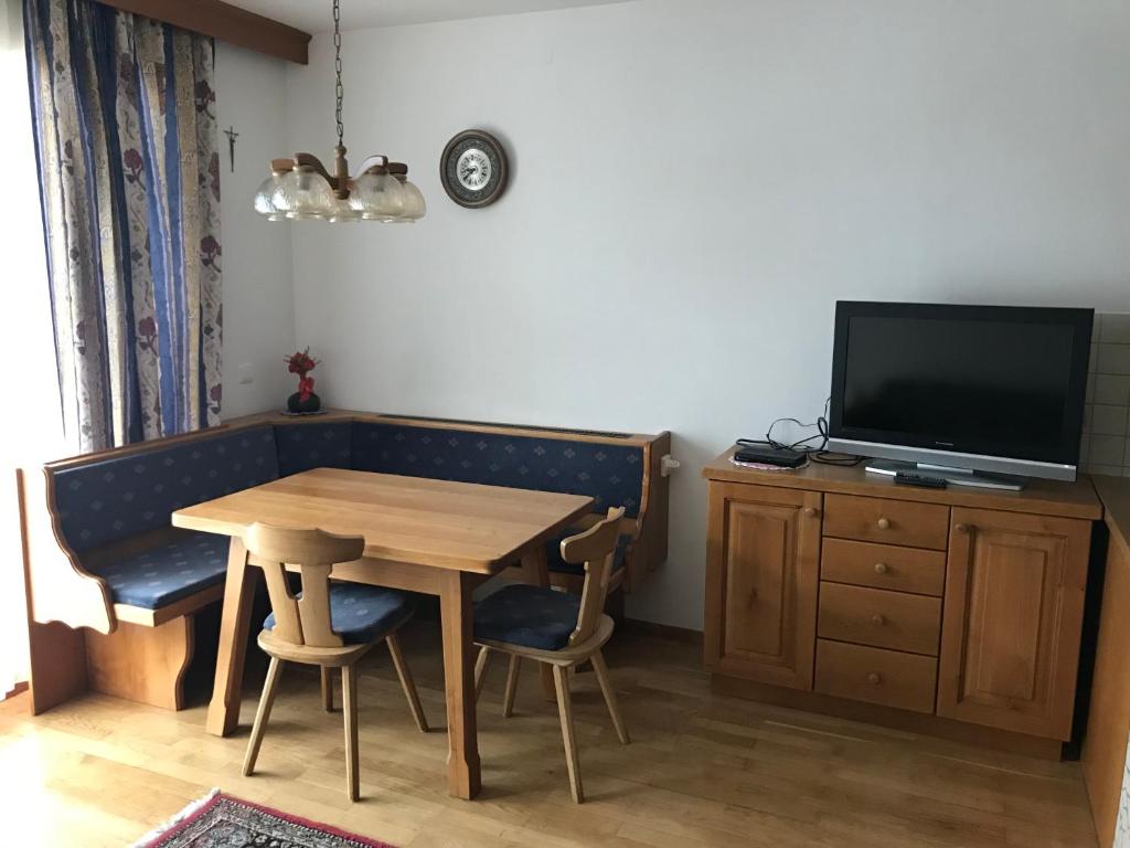 TV a/nebo společenská místnost v ubytování Appartements Rosenstockl