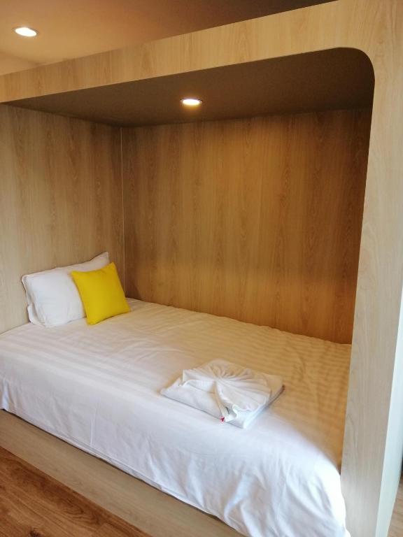 Postel nebo postele na pokoji v ubytování La La Moon Krabi Poshtel'n' Pool