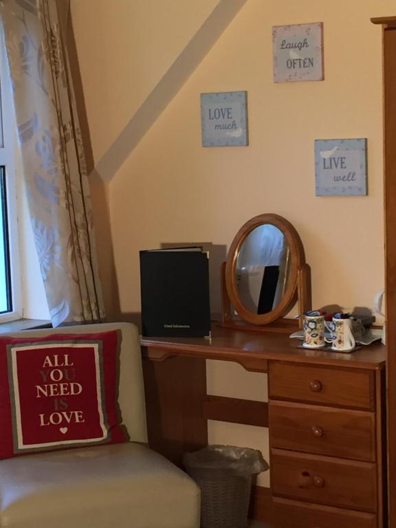 TV a/nebo společenská místnost v ubytování 2 Mile Lodge