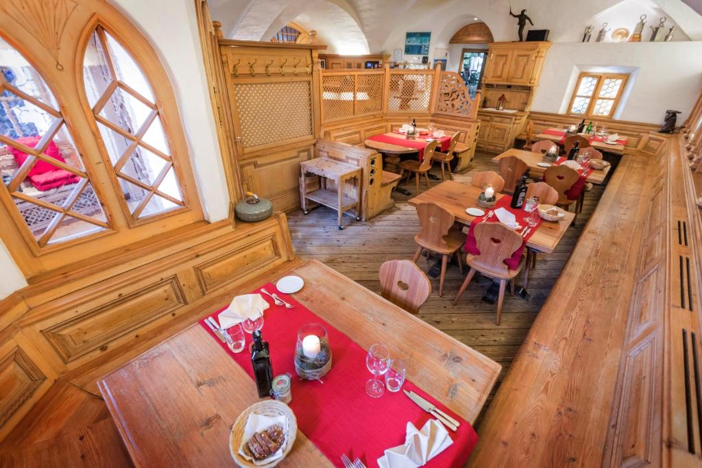 an overhead view of a restaurant with tables and chairs at Hotel Klarer in Zuoz