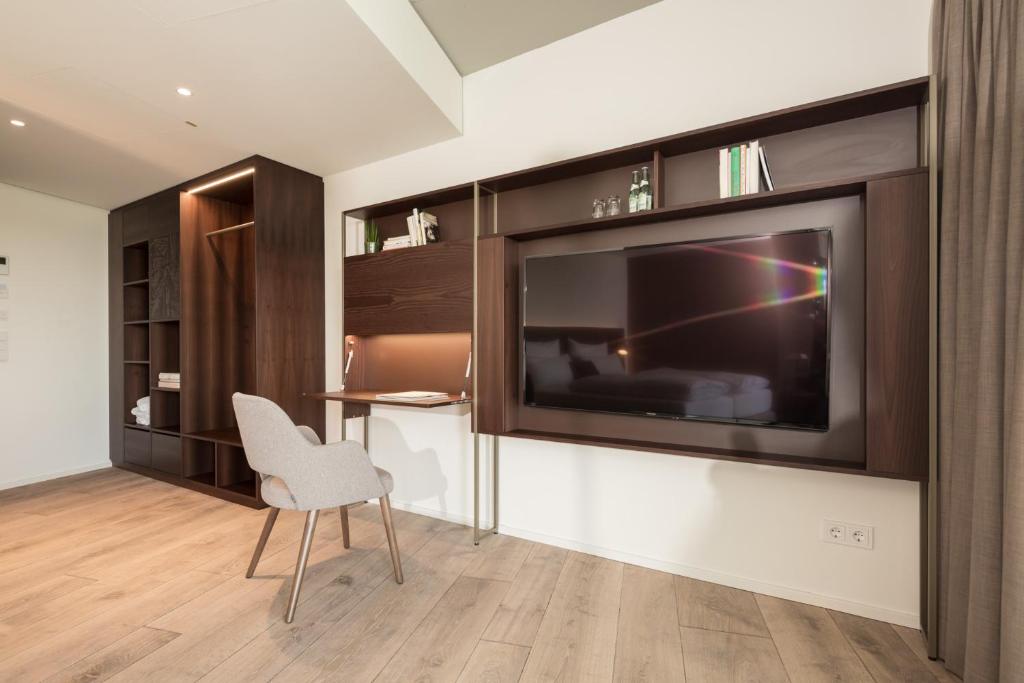 TV a/nebo společenská místnost v ubytování Das ACKER Hotel