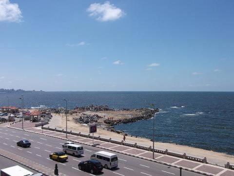 eine Autobahn mit Autos und Strand und Meer in der Unterkunft Sporting Panorama Apartment(Families Only) in Alexandria