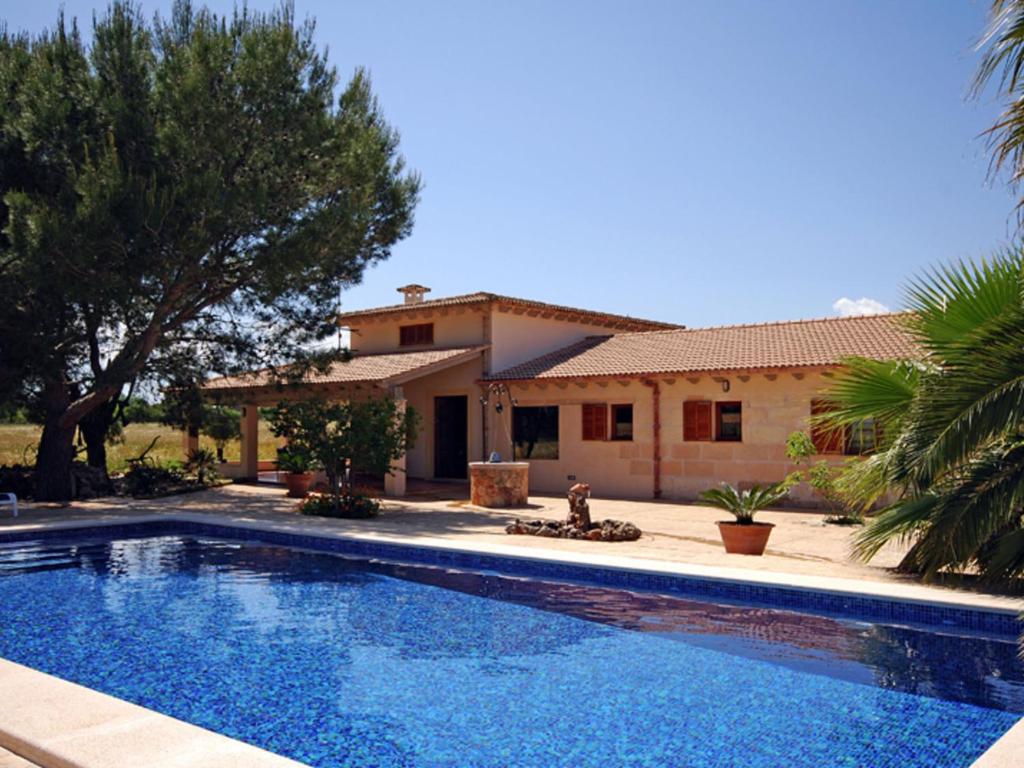 uma piscina em frente a uma casa em Belvilla by OYO Ribes em Santa Margalida